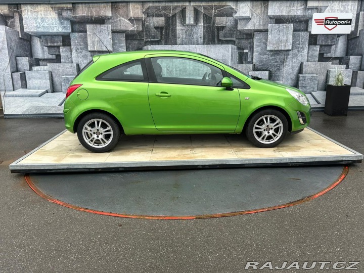 Opel Corsa 1.4i, 74KW, VYHŘ. SEDADLA 2013
