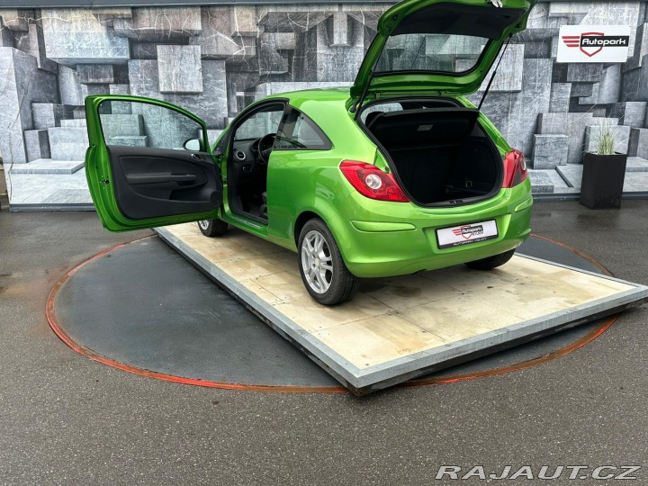 Opel Corsa 1.4i, 74KW, VYHŘ. SEDADLA 2013