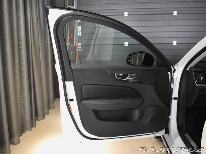 Volvo V60 2,0 B4  Ultra Dark 2025