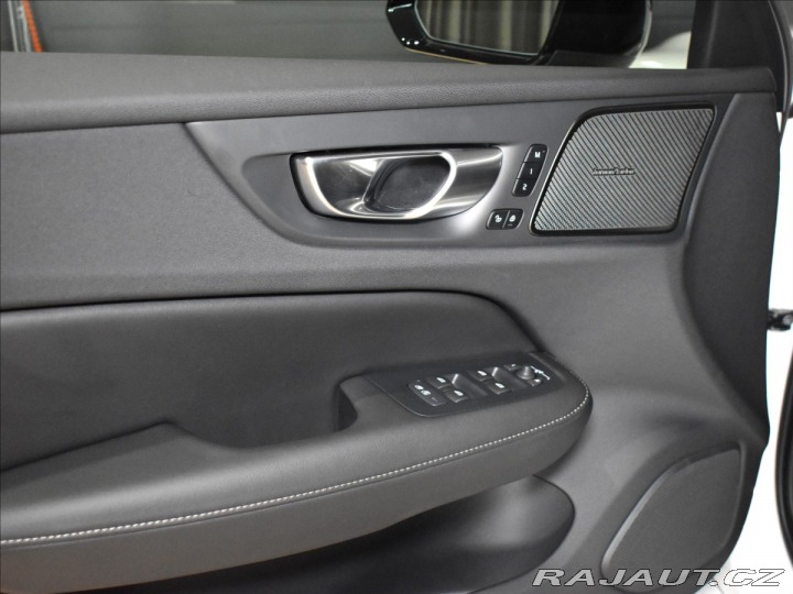 Volvo V60 2,0 B4  Ultra Dark 2025