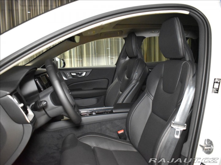 Volvo V60 2,0 B4  Ultra Dark 2025