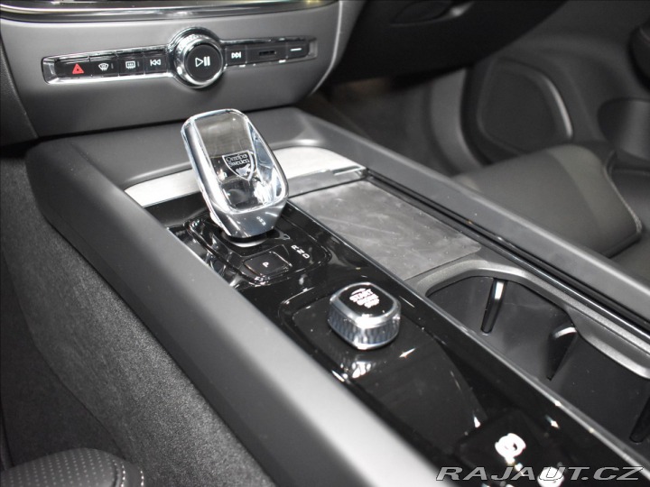 Volvo V60 2,0 B4  Ultra Dark 2025