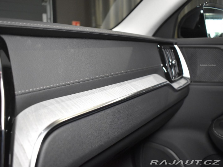 Volvo V60 2,0 B4  Ultra Dark 2025