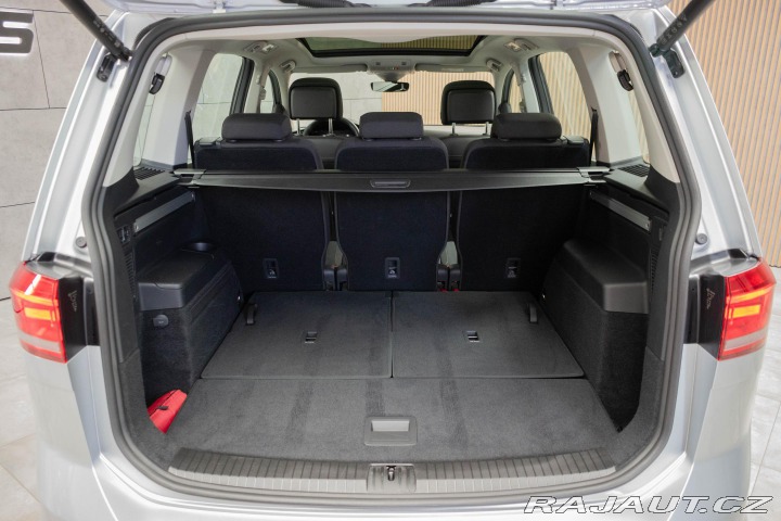 Volkswagen Touran 1.5 TSI DSG*7.MÍST*ACC*ČR 2023
