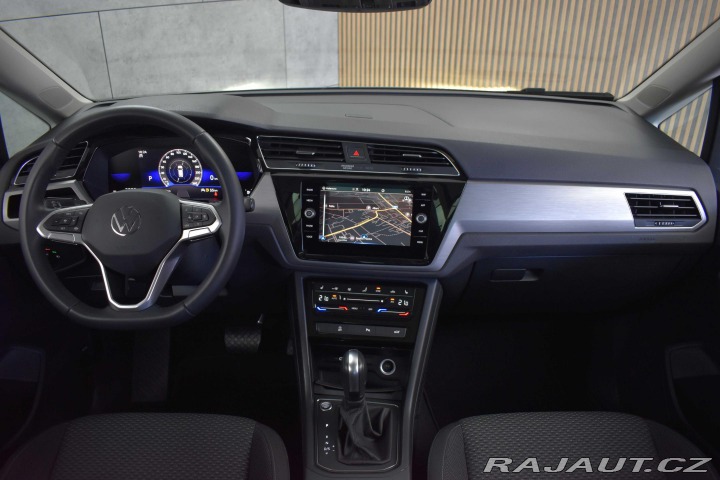 Volkswagen Touran 1.5 TSI DSG*7.MÍST*ACC*ČR 2023