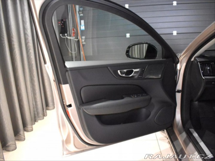 Volvo V60 2,0 B4  Plus Dark 2025