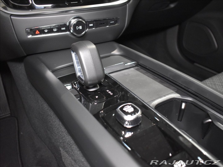 Volvo V60 2,0 B4  Core 2025