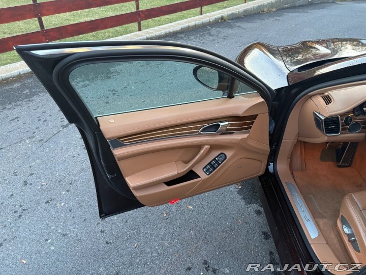 Porsche Panamera 4S 2011