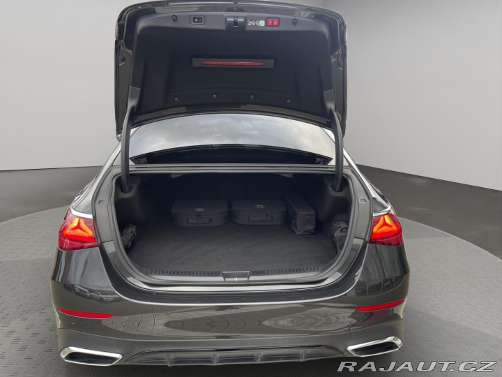 Mercedes-Benz E E 300 e 4MATIC 2025