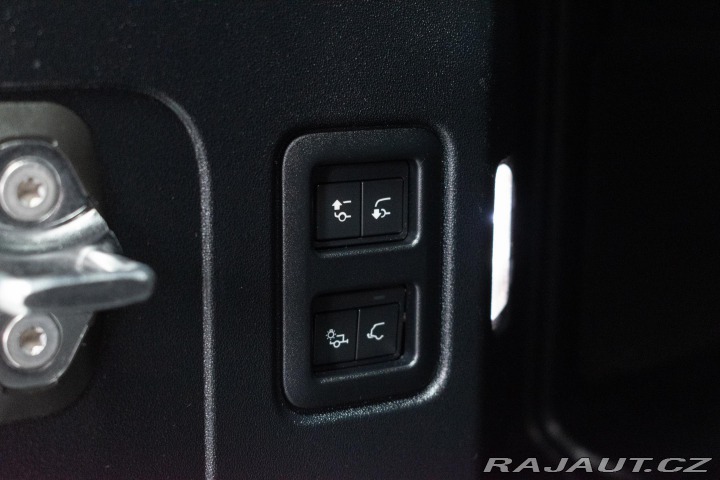 Land Rover Defender 110 D300 SE *ZÁRUKA*TAŽNÉ 2023