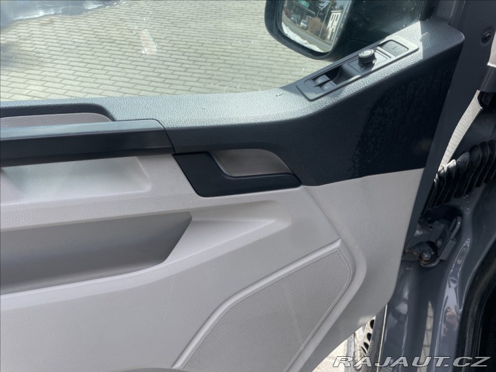 Volkswagen Transporter 2,0 TDi 110kw 8míst CZaut 2015