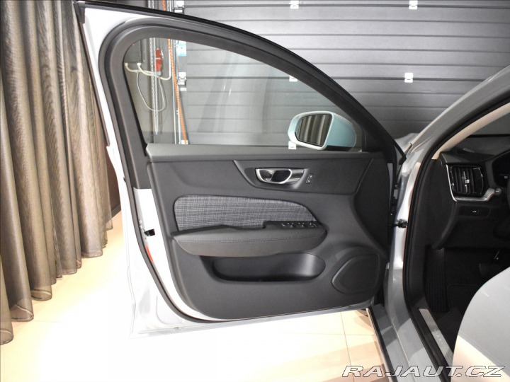 Volvo V60 2,0 B4  Core 2025