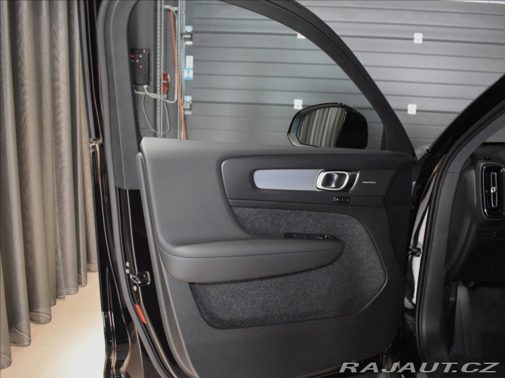 Volvo XC40 2,0 B4  Plus Black Editio 2025
