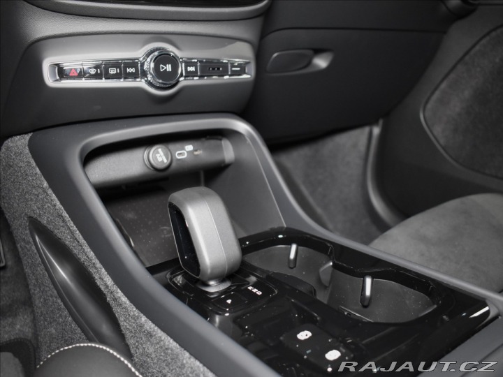 Volvo XC40 2,0 B4  Plus Black Editio 2025