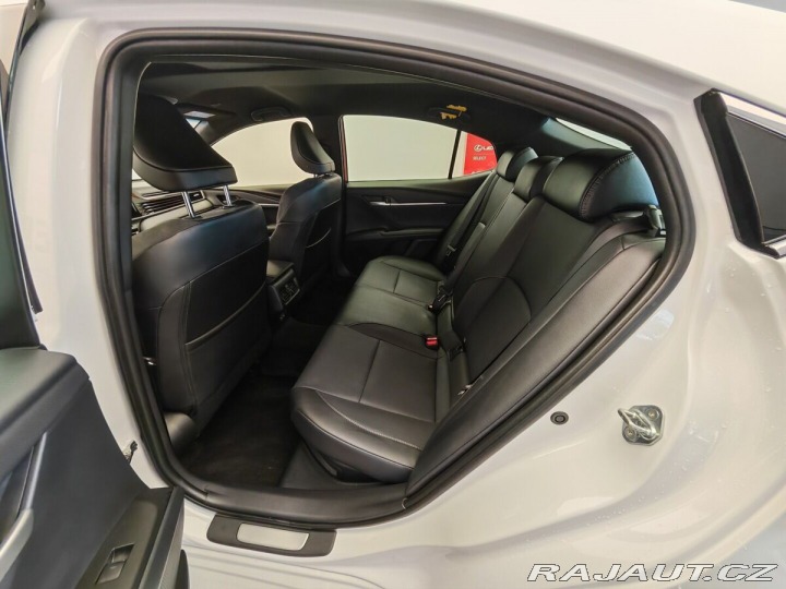Toyota Camry Prestige 2025