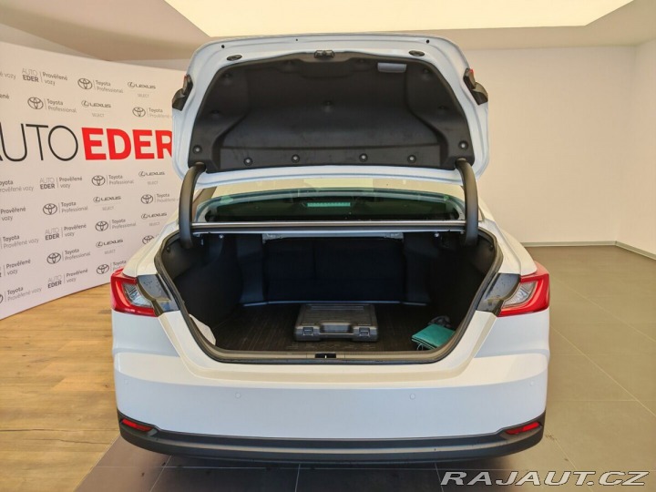 Toyota Camry Prestige 2025