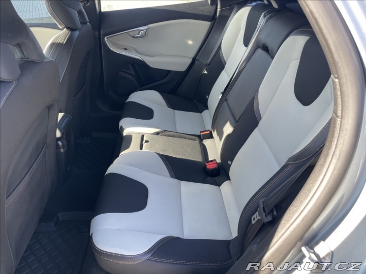 Volvo V40 2,0 i T4 140kw AWD CROSSC 2015