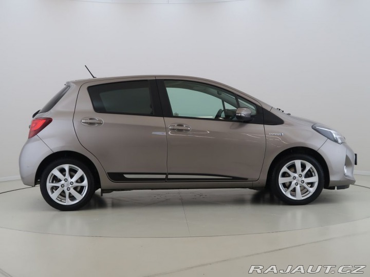Toyota Yaris 1.5Hybrid,CZ,Style,Panora 2015