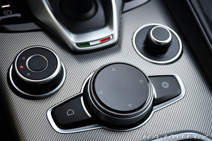 Alfa Romeo Giulia 2.0T16V206kWREZERVACE 2023
