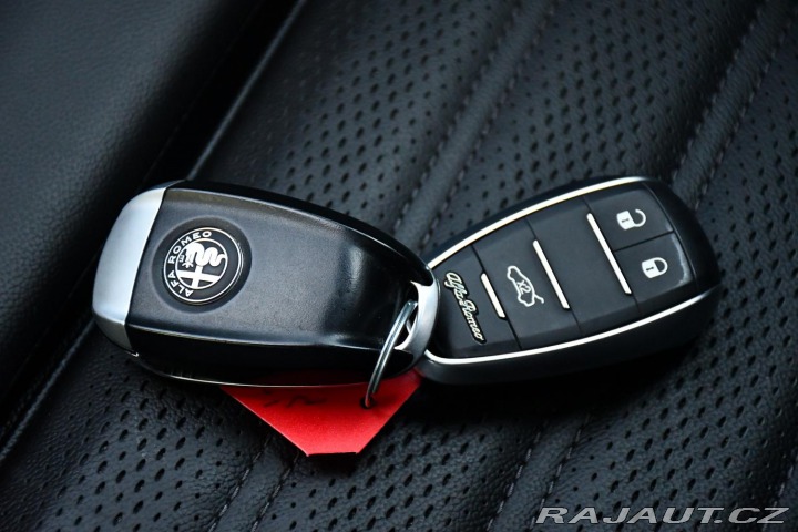 Alfa Romeo Giulia 2.0T16V206kWREZERVACE 2023
