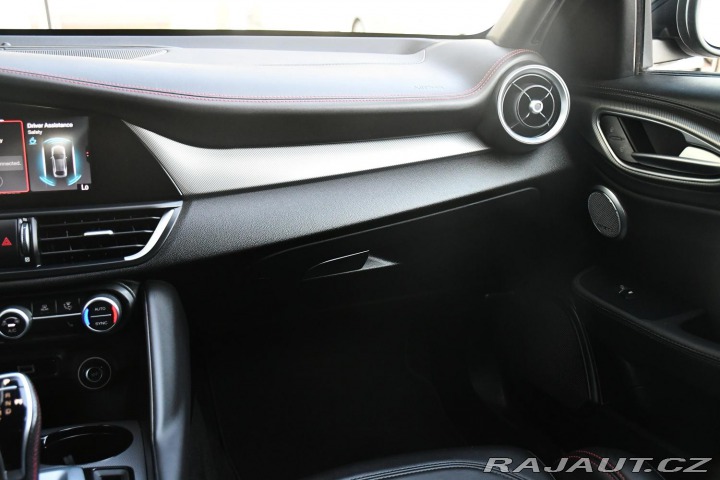 Alfa Romeo Giulia 2.0T16V206kWREZERVACE 2023