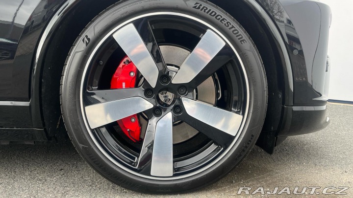 Porsche Macan Turbo 2025