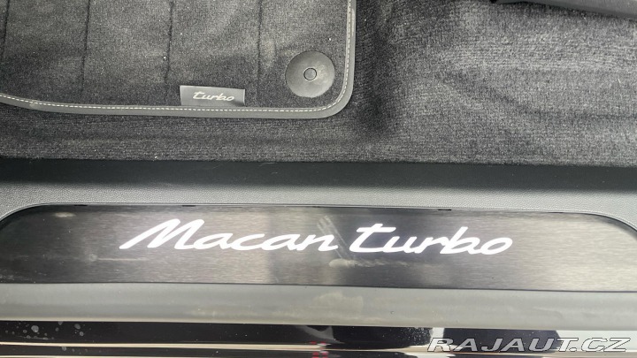 Porsche Macan Turbo 2025