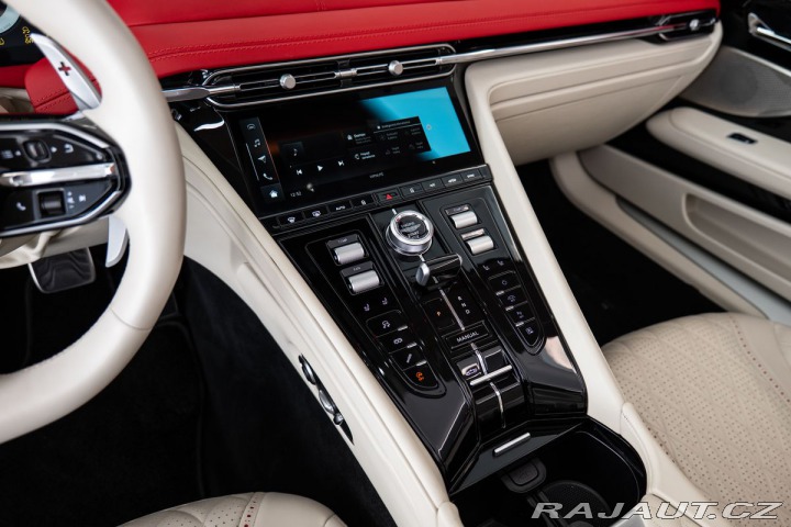 Aston Martin DB12 Volante 2024