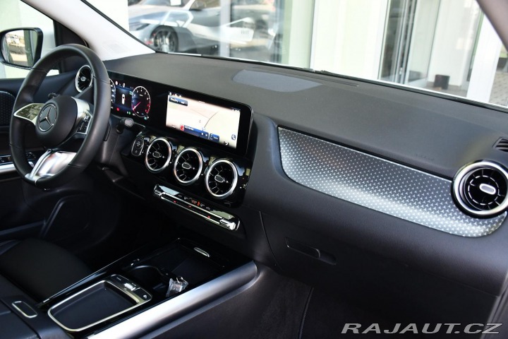 Mercedes-Benz B 200 ZÁRUKA CARPLAY KAMERA 2025