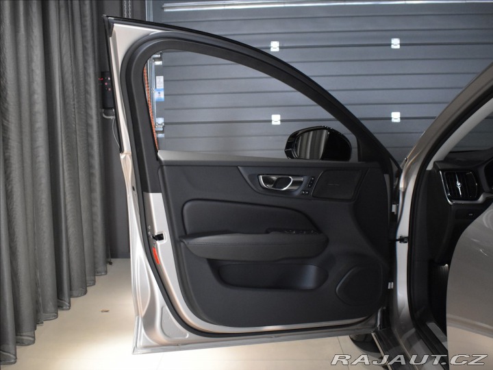 Volvo V60 2,0 B4  Plus dark 1800