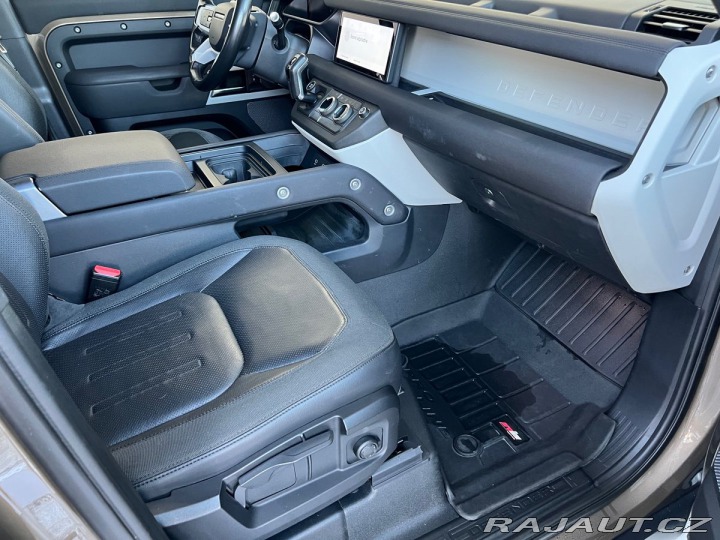 Land Rover Defender 177kW AWD Tažné Pano 2021