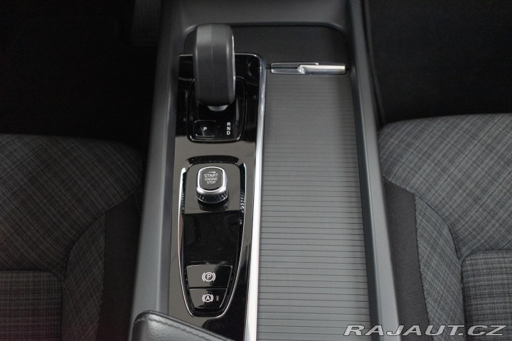 Volvo XC60 B4 ESSENTIAL*TAŽNÉ*KAMERA 2022