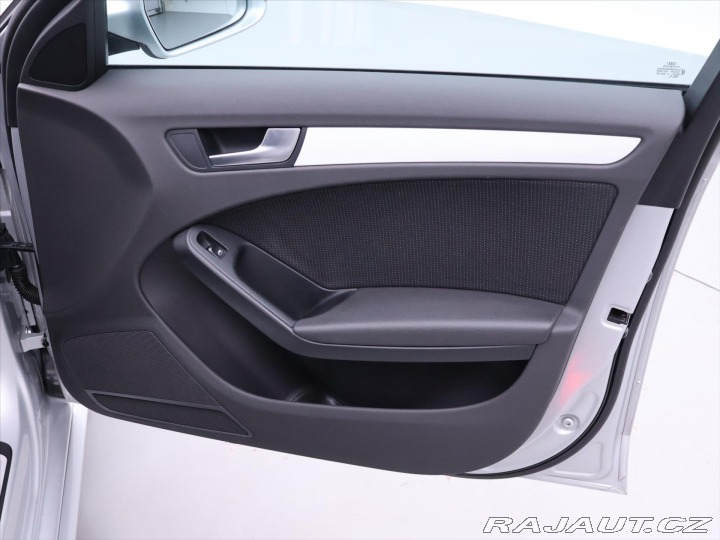 Audi A4 2,0 TDI 105kW S-line Navi 2011