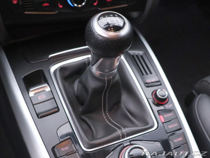 Audi A4 2,0 TDI 105kW S-line Navi 2011