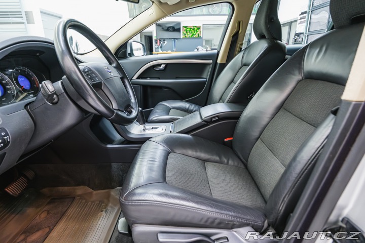 Volvo V70 2.4 D 120kW At. Kinetic 2008