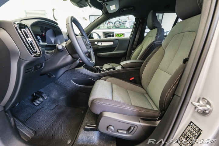 Volvo XC40 B4 AWD 145kW Plus Dark 2022