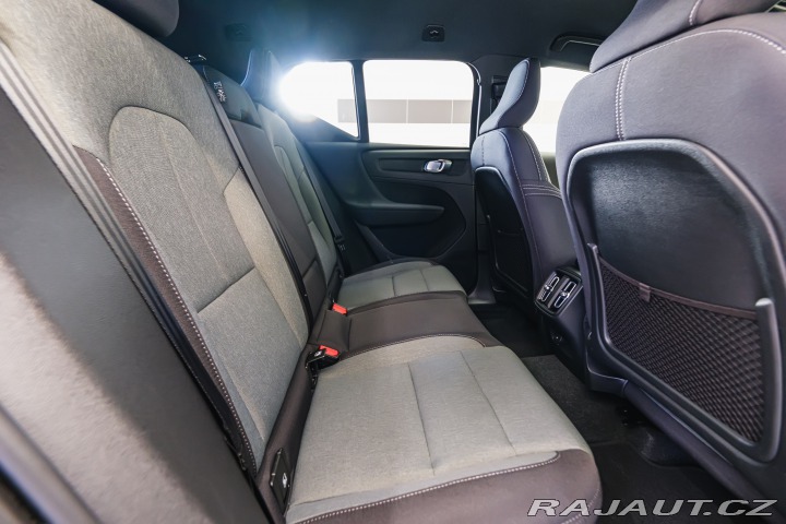 Volvo XC40 B4 AWD 145kW Plus Dark 2022