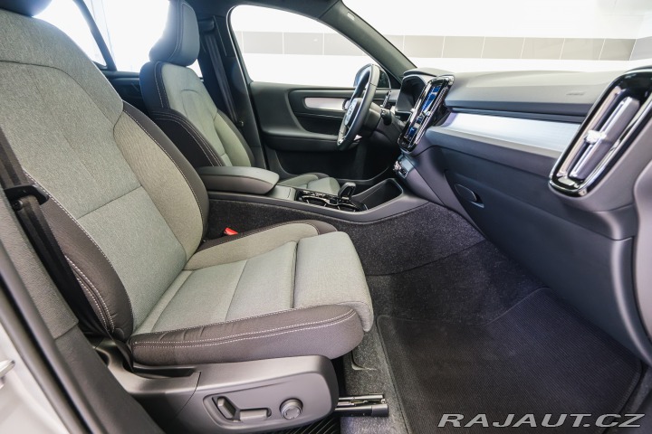 Volvo XC40 B4 AWD 145kW Plus Dark 2022