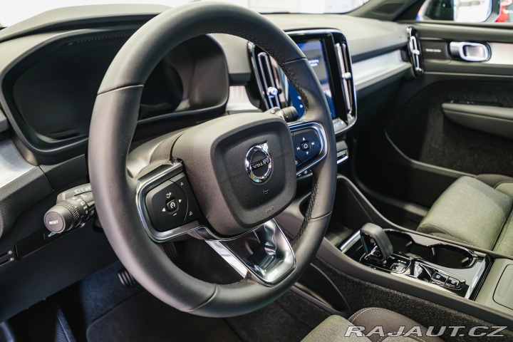 Volvo XC40 B4 AWD 145kW Plus Dark 2022