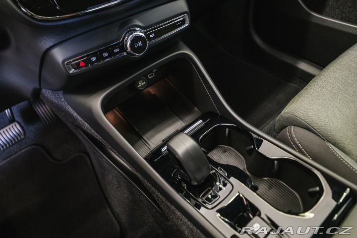 Volvo XC40 B4 AWD 145kW Plus Dark 2022