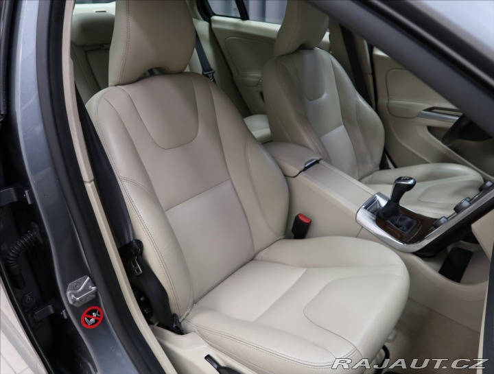 Volvo S60 2,0 D4 R-DESIGN NAVI VÝHŘ 2016