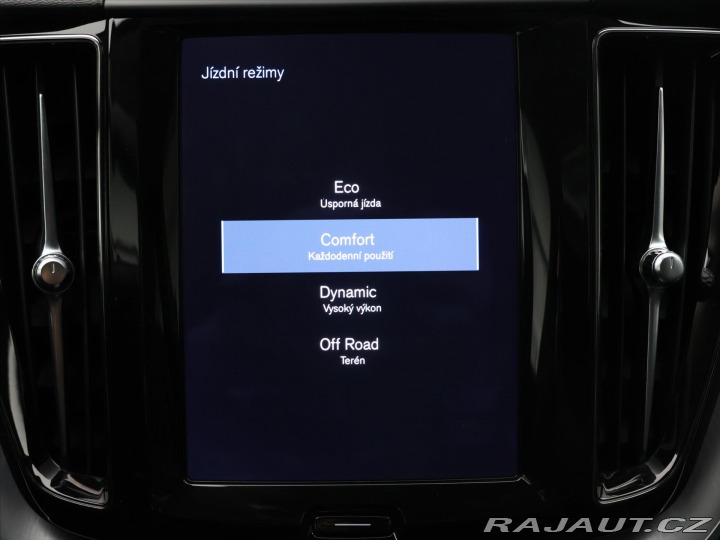 Volvo XC60 2,0 145 kW D4 AWD Momentu 2021