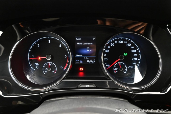 Volkswagen Touran 2,0 TDI 110 KW DSG 7 MÍST 2021