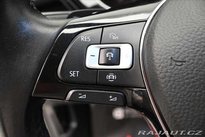 Volkswagen Touran 2,0 TDI 110 KW DSG 7 MÍST 2021