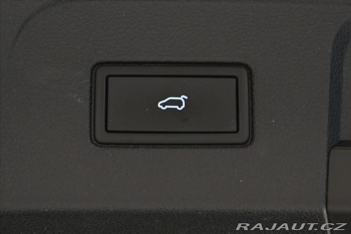 Volkswagen Touran 2,0 TDI 110 KW DSG 7 MÍST 2021