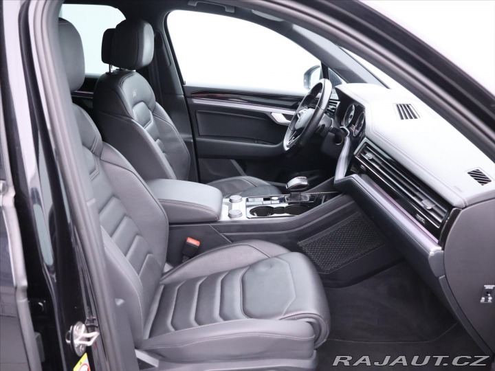 Volkswagen Touareg 3,0 R-Line Tiptronic CZ D 2021
