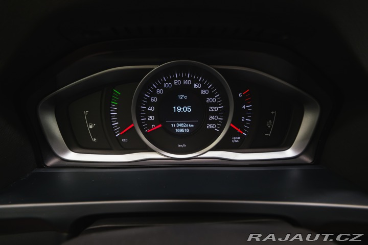 Volvo V60 2.0 D3 100kW man. pětivál 2014
