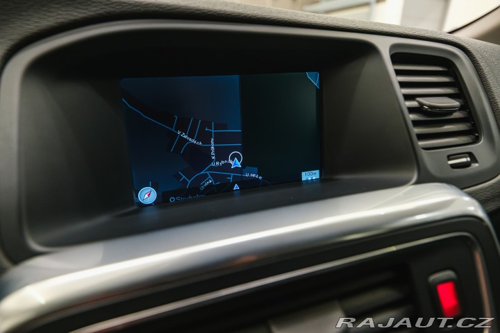 Volvo V60 2.0 D3 100kW man. pětivál 2014