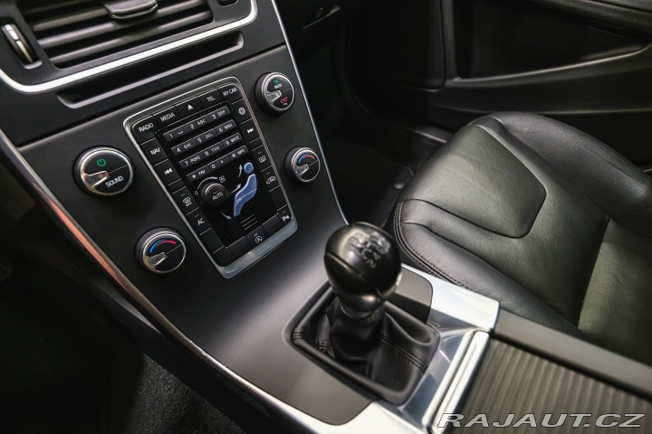 Volvo V60 2.0 D3 100kW man. pětivál 2014