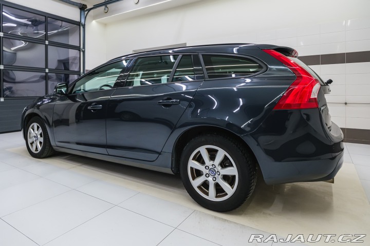 Volvo V60 2.0 D3 100kW man. pětivál 2014